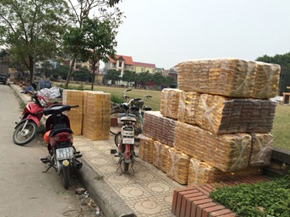 'V&agrave;ng thỏi 9999" được chất đống b&ecirc;n vệ đường trong l&agrave;ng Đ&ocirc;ng Hồ