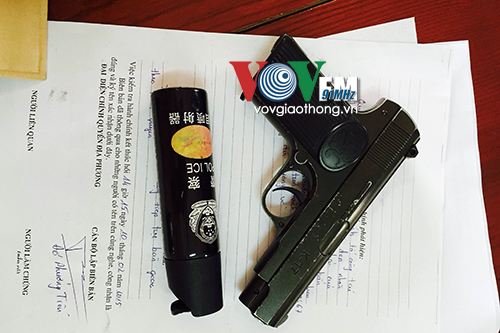 Bình xịt hơi cay và khẩu súng bắn đạn bi mà công an phát hiện Bình xịt hơi cay và khẩu súng bắn đạn bi mà công an phát hiện