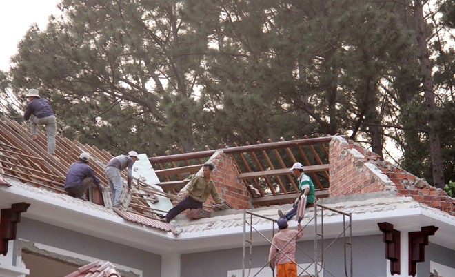 Sau 1 tuần thực hiện, ng&ocirc;i biệt thự tr&aacute;i ph&eacute;p tr&ecirc;n n&uacute;i Hải V&acirc;n đ&atilde; cơ bản được th&aacute;o dỡ ho&agrave;n to&agrave;n