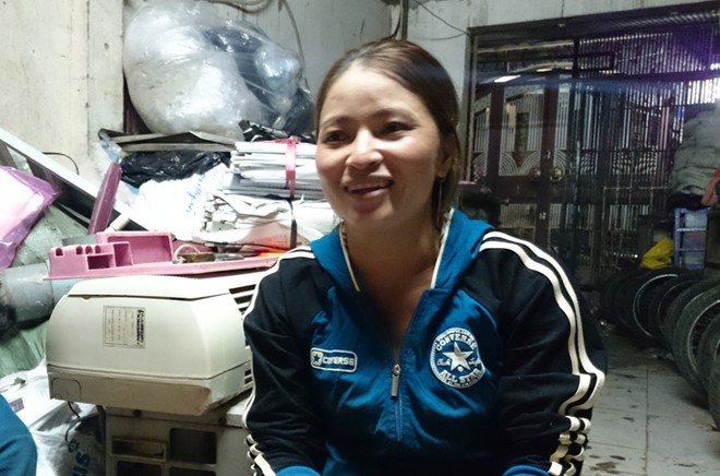  chị Huỳnh Thị &Aacute;nh Hồng, người thu ve chai t&igrave;m được 5 triệu y&ecirc;n trong loa th&ugrave;ng cũ