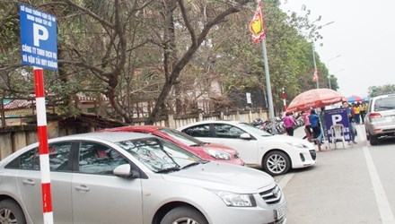Hai điểm giữ xe tại Phủ T&acirc;y Hồ đều c&oacute; vi phạm