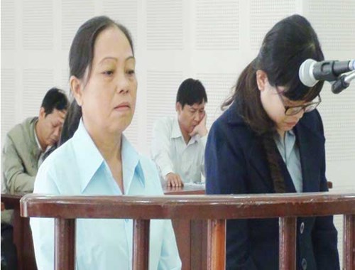 Hai bị c&aacute;o H&ograve;a v&agrave; Thư tại to&agrave;