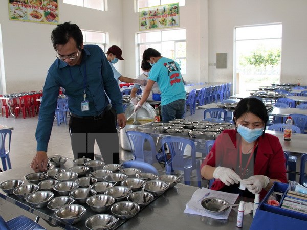 Đo&agrave;n kiểm tra tỉnh B&igrave;nh Dương đang lấy mẫu x&eacute;t nghiệm bếp ăn tại một trường tiểu học