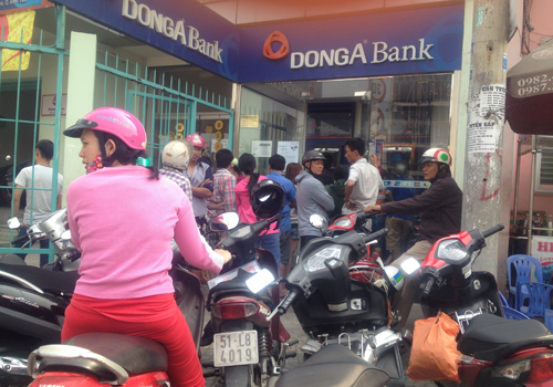 Ng&agrave;y l&agrave;m việc cuối c&ugrave;ng của năm Gi&aacute;p Ngọ, điểm giao dịch ATM của nhiều ng&acirc;n h&agrave;ng đều đ&ocirc;ng nghịt