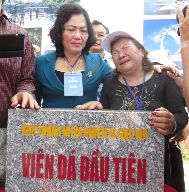 Mẹ Nguyễn Thị Hằng x&uacute;c động b&ecirc;n vi&ecirc;n đ&aacute; đầu ti&ecirc;n đặt nền m&oacute;ng x&acirc;y dựng khu tưởng niệm chiến sĩ Gạc M