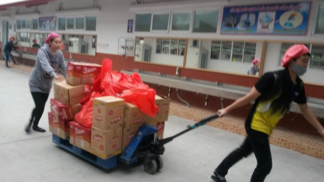 C&ocirc;ng nh&acirc;n gom qu&agrave; Tết trả lại cho c&ocirc;ng ty v&igrave; nghi c&oacute; h&agrave;ng giả