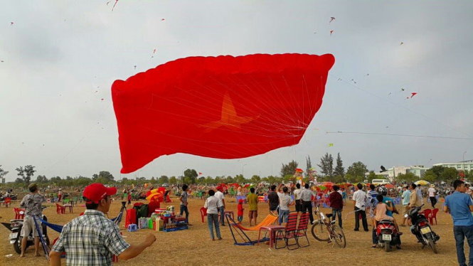 Con diều m&agrave;u đỏ khổng lồ khiến b&eacute; Đạt tử vong