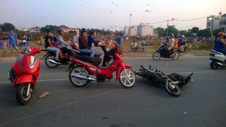D&acirc;y diều nằm chắn ngang đường v&agrave; d&iacute;nh v&agrave;o b&aacute;nh xe của nạn nh&acirc;n