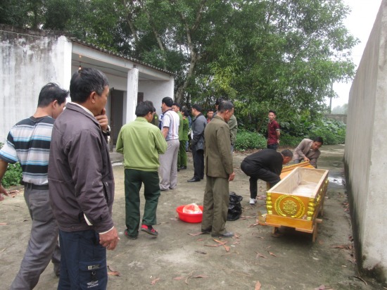 Cơ quan điều tra bàn giao tử thi cho người nhà nạn nhân. Cơ quan điều tra bàn giao tử thi cho người nhà nạn nhân.