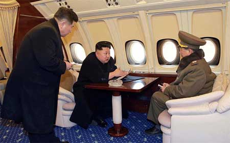 &Ocirc;ng Kim Jong-un (giữa) n&oacute;i chuyện với chủ nhiệm tổng cục ch&iacute;nh trị qu&acirc;n đội Triều Ti&ecirc;n Hwang Pyong So (phải) trong chuyến thị s&aacute;t