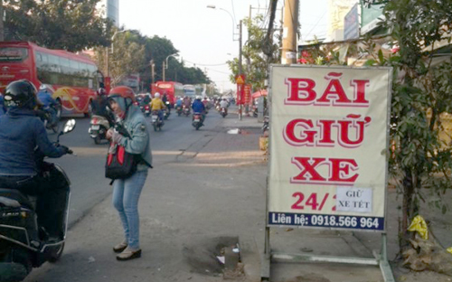  Gi&aacute; giữ 1 xe m&aacute;y tại b&atilde;i từ 20 đến 25 ng&agrave;n đồng/1 ng&agrave;y đ&ecirc;m, đắt gấp 6 lần so với ng&agrave;y thường