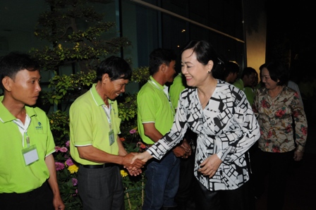 Lãnh đạo TP đã đến thăm hỏi công nhân trực tiếp đang làm việc trong các ngành như vệ sinh Lãnh đạo TP đã đến thăm hỏi công nhân trực tiếp đang làm việc trong các ngành như vệ sinh