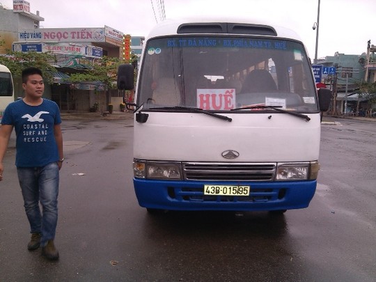 Xe kh&aacute;ch tranh thủ chặt ch&eacute;m ng&agrave;y m&ugrave;ng 1 Tết