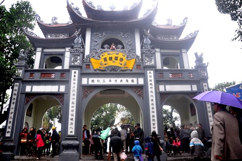 người d&acirc;n H&agrave; Nội n&ocirc; nức đi lễ ch&ugrave;a trong tiết trời đ&uacute;ng kiểu Tết miền Bắc: se se lạnh, c&oacute; mưa xu&acirc;n.