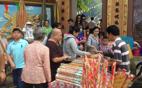  thắp hương khấn phật, cầu mong mọi điều tốt đẹp trong Xu&acirc;n mới. 