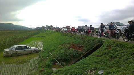 Hiện trường vụ tai nạn chiếc &ocirc; t&ocirc; con đ&acirc;m g&atilde;y cột mốc rồi lao xuống ruộng l&uacute;a