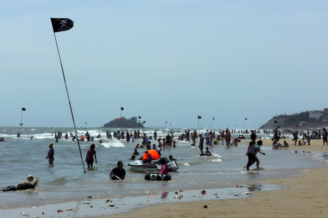 Cờ đen nguy hiểm cấm tắm cắm tr&ecirc;n b&atilde;i biển Vũng T&agrave;u