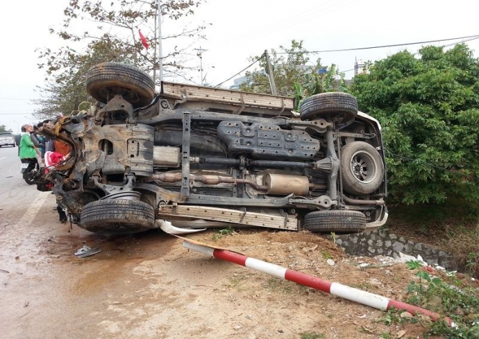 Hiện trường vụ tai nạn chiếc &ocirc; t&ocirc; con lật nh&agrave;o