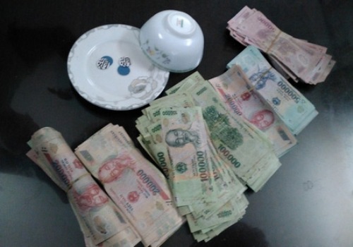Tang vật thu giữ gồm b&aacute;t sứ, đĩa sứ, 24 xe m&aacute;y v&agrave; hơn 130 triệu đồng tiền mặt