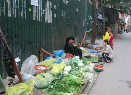 Do chợ ch&iacute;nh chưa mở trở lại, c&aacute;c chợ c&oacute;c được dịp l&ecirc;n ng&ocirc;i