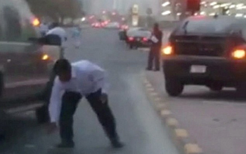 Giao th&ocirc;ng tắc nghẽn v&igrave; người d&acirc;n đổ x&ocirc; ra đường nhặt tiền