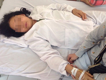 B&agrave; Nguyễn Thị H. (chủ qu&aacute;n phở Thanh Hải) tại bệnh viện