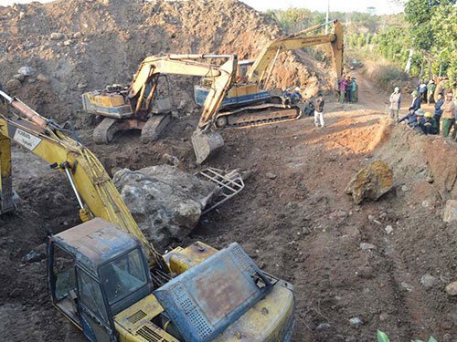 H&ograve;n đ&aacute; b&aacute;n qu&yacute; canxedon nặng 27 tấn phải d&ugrave;ng nhiều phương tiện m&aacute;y m&oacute;c mới c&oacute; thể đ&agrave;o l&ecirc;n