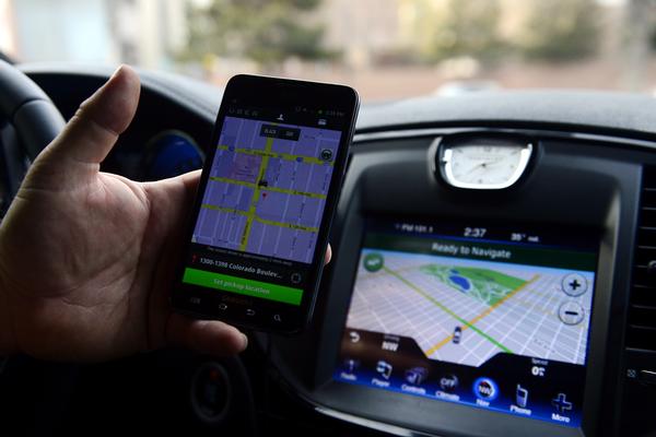 Uber tham gia hoạt động điều h&agrave;nh trực tiếp vận tải h&agrave;nh kh&aacute;ch, trong khi Uber kh&ocirc;ng c&oacute; chức năng n&agrave;y