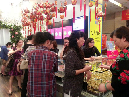 Khung cảnh đ&ocirc;ng đ&uacute;c tại một cửa h&agrave;ng v&agrave;ng gần ng&agrave;y V&iacute;a Thần T&agrave;i