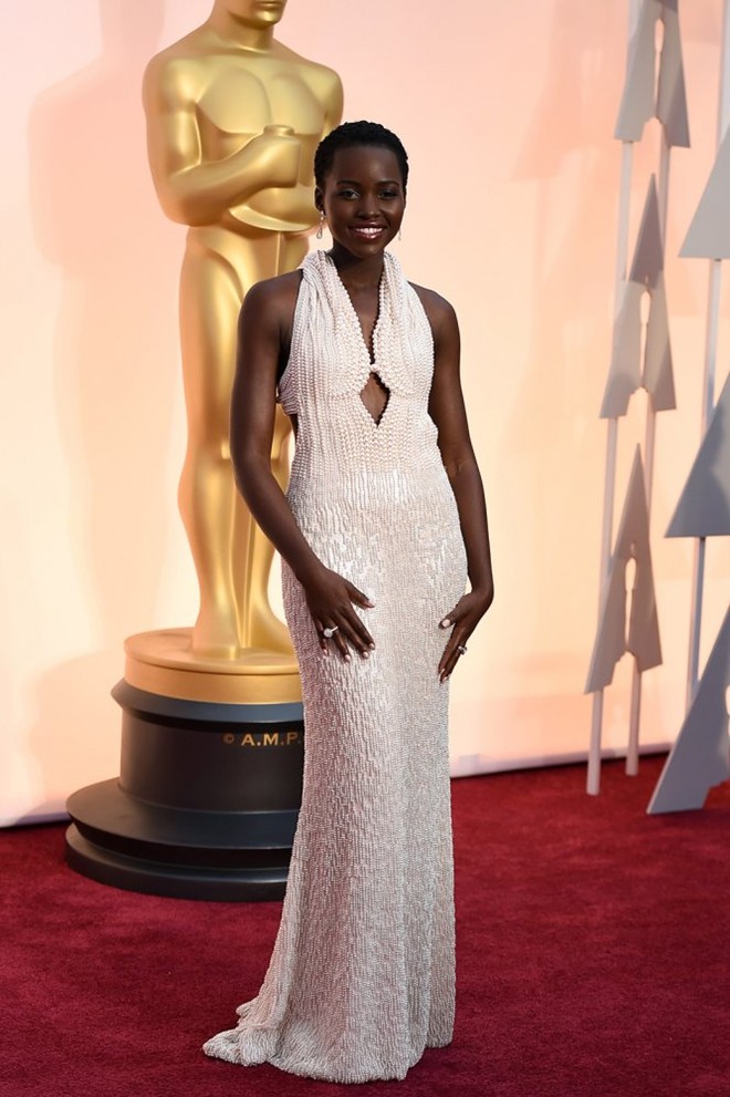 chiếc v&aacute;y m&agrave; Lupita Nyong&rsquo;o mặc tại lễ trao giải thưởng Oscar lần thứ 87