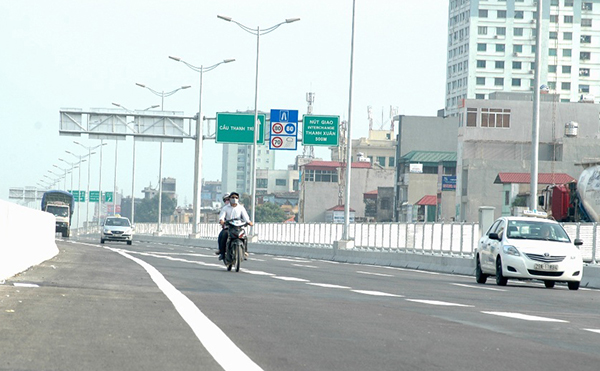 D&ugrave; c&oacute; biển cấm, nhưng nhiều xe m&aacute;y cố t&igrave;nh đi v&agrave;o đường cao tốc