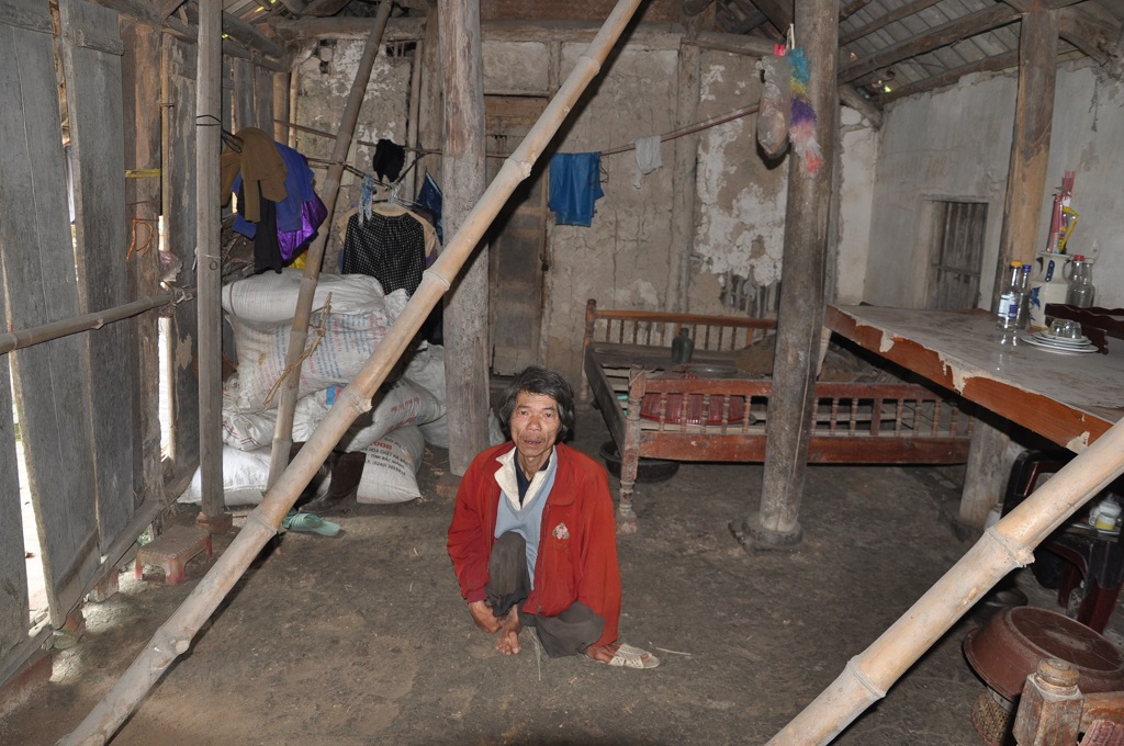 Anh Ngô Trung Sổng hiện đang sống trong căn nhà sắp sập đến nơi Anh Ngô Trung Sổng hiện đang sống trong căn nhà sắp sập đến nơi