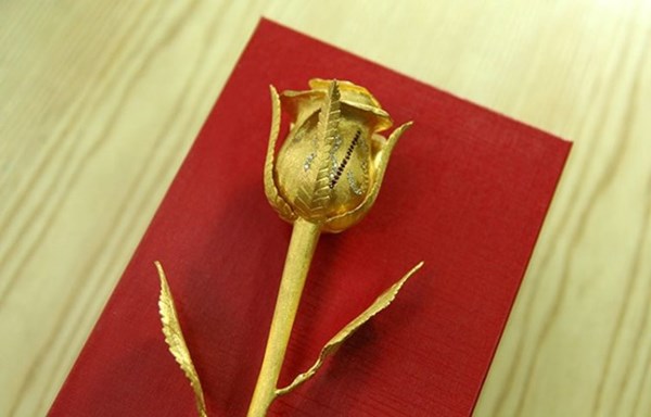 B&ocirc;ng hồng v&agrave;ng được đ&iacute;nh kim cương tự nhi&ecirc;n v&agrave; đ&aacute; Ruby.