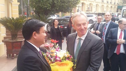 Cựu Thủ tướng Anh Tony Blair trong buổi l&agrave;m việc với Bộ GTVT
