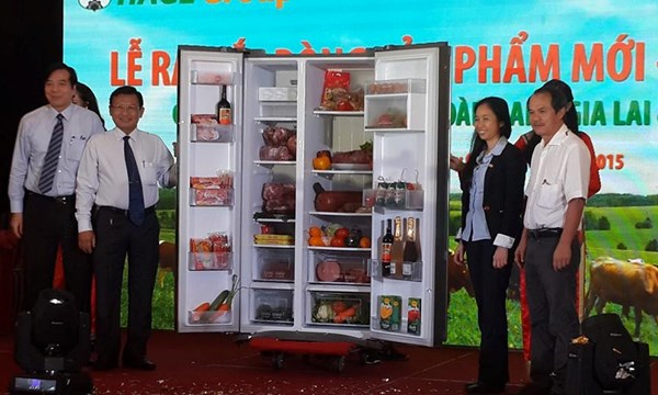 &Ocirc;ng Đo&agrave;n Nguy&ecirc;n Đức v&agrave; &ocirc;ng Văn Đức Mười - TGĐ Vissan giới thiệu những sản phẩm mới của thịt b&ograve; HAGL