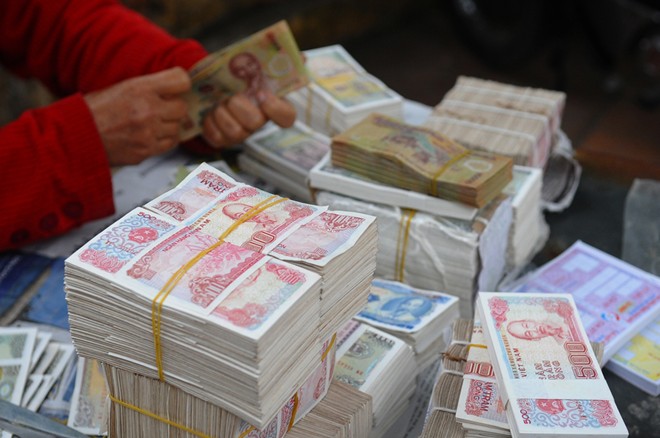 Nh&acirc;n vi&ecirc;n ng&acirc;n h&agrave;ng cũng kh&oacute; đổi tiền lẻ dịp Tết 2015 n&agrave;y