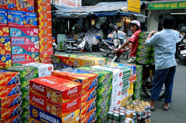  Tại c&aacute;c đại l&yacute;, si&ecirc;u thị... gi&aacute; bia mỗi nơi một kh&aacute;c, ch&ecirc;nh lệch nhau tới 50.000 đồng một th&ugrave;ng.