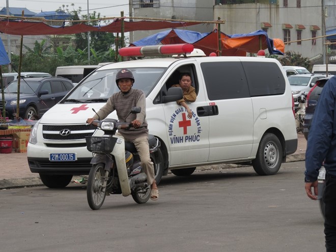Xe cấp cứu của Vĩnh Ph&uacute;c nhưng lại c&oacute; mặt ở lễ hội đền Trần Nam Định