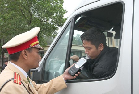 Nhiều nh&agrave; l&agrave;m luật cho rằng, việc tịch thu phương ti&ecirc;̣n của lái xe vi phạm n&ocirc;̀ng đ&ocirc;̣ c&ocirc;̀n l&agrave; x&acirc;m phạm quy&ecirc;̀n sở hữu tài sản của c&ocirc;ng d&acirc;n