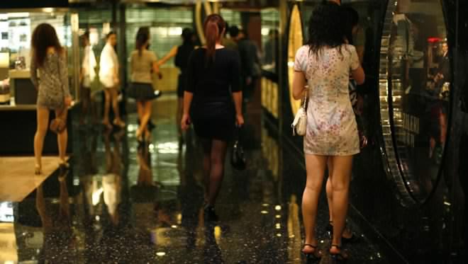 g&aacute;i mại d&acirc;m tự xưng l&agrave; sinh vi&ecirc;n Trung Quốc chuy&ecirc;n phục vụ c&aacute;c &ocirc;ng chủ gi&agrave;u c&oacute; tại Paris 