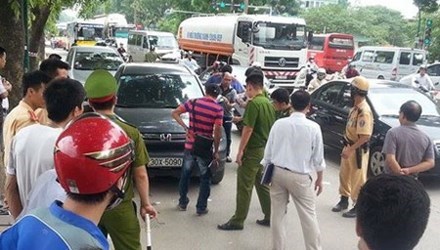Hiện trường giết &ocirc;ng Kiều Hồng Th&agrave;nh tr&ecirc;n phố Phạm Văn Đồng, H&agrave; Nội.