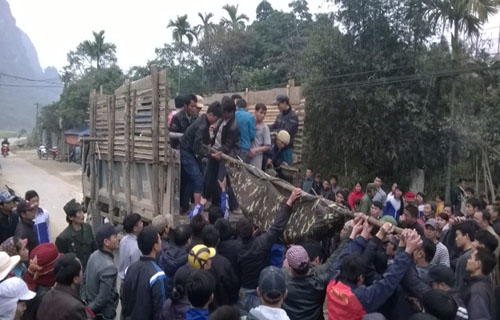 Thi thể c&aacute;c nạn nh&acirc;n trong vụ sập hầm đồi Tỷ được đưa về qu&ecirc; an t&aacute;ng