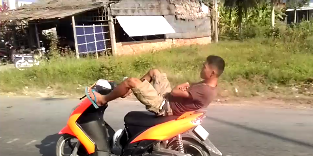 Nam thanh ni&ecirc;n l&aacute;i xe bằng ch&acirc;n tr&ecirc;n tuyến quốc lộ 1