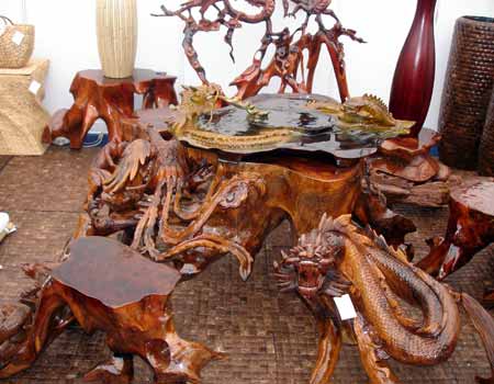  hơn 40 người k&eacute;o đến c&ocirc;ng ty của &ocirc;ng K g&acirc;y &aacute;p lực để lấy đi lượng lớn h&agrave;ng thủ c&ocirc;ng mỹ nghệ. 