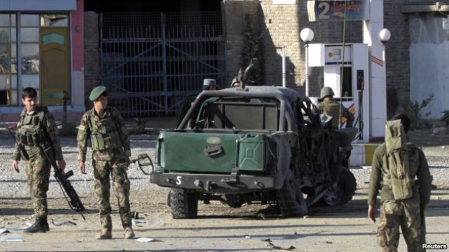 Tin tức thời sự mới nhất h&ocirc;m nay 24/11: Binh l&iacute;nh Afghanistan c&oacute; mặt tại hiện trường một vụ đ&aacute;nh bom liều chết