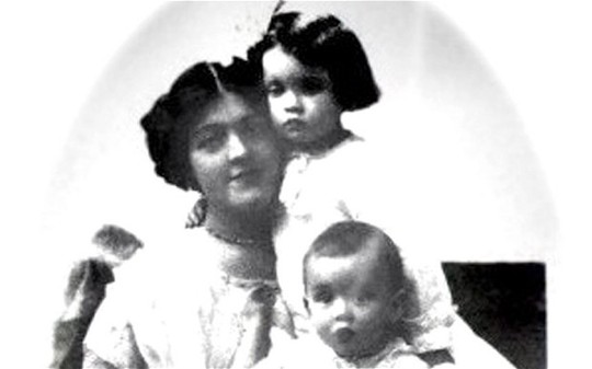 Bà Bess Allison, Loraine Allison và Trevor cùng đi trên con tàu Titanic xấu số Bà Bess Allison, Loraine Allison và Trevor cùng đi trên con tàu Titanic xấu số