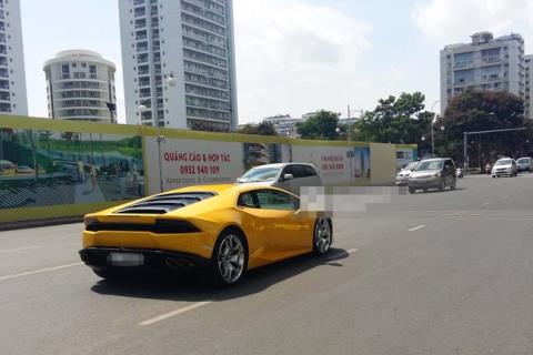 Si&ecirc;u xe Lamborghini Hurracan m&agrave;u v&agrave;ng Cường đ&ocirc; la mới tậu. Ảnh: B&aacute;o Đất Việt