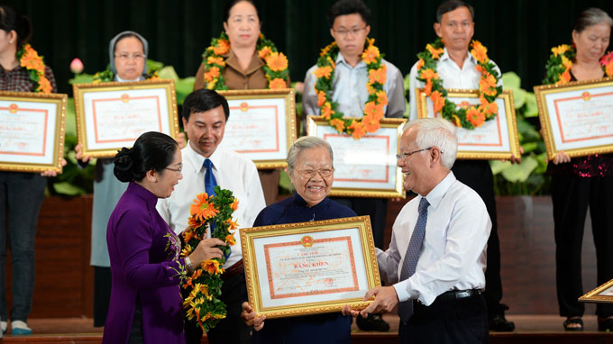 tấm gương s&aacute;ng