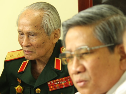 Trung tướng Nguyễn Quốc Thước v&agrave; GS Nguyễn Minh Thuyết