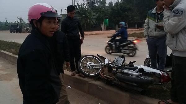 Sau khi va chạm, chiếc xe m&aacute;y văng xa h&agrave;ng chục m&eacute;t l&ecirc;n dải ph&acirc;n c&aacute;ch
